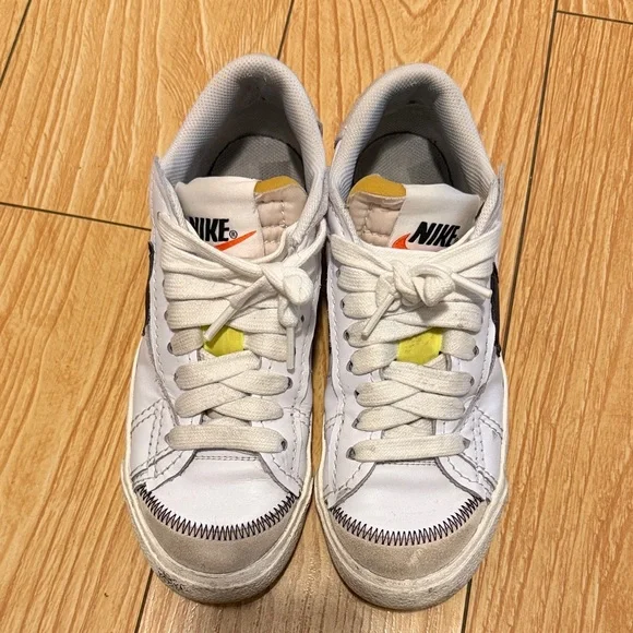 Nike Men’s Blazer Low 77’ White and Black Sneakers - Picture 6 of 6